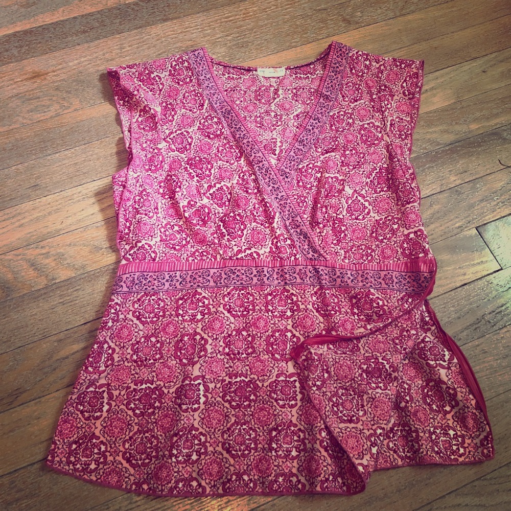 V neck print top.